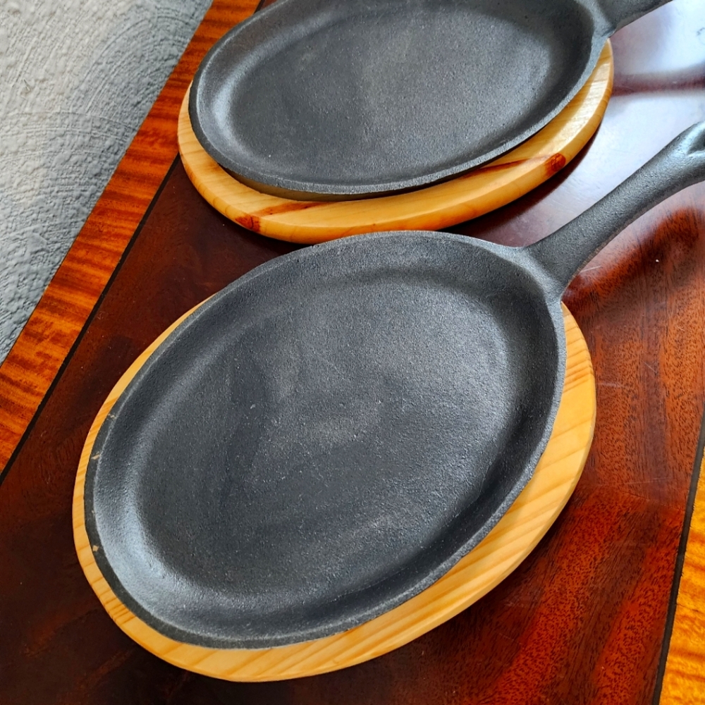 Cast iron fajita set (4 pieces- 2 pans with matching wood rests)